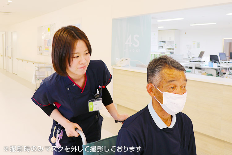 患者様を気遣う看護師
