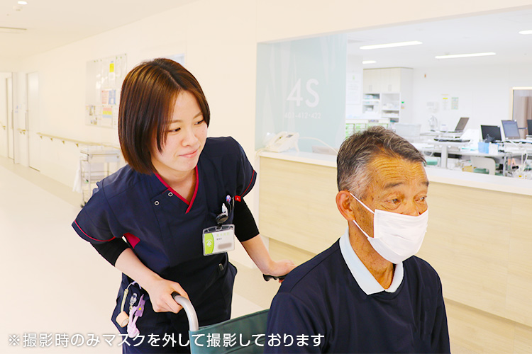 患者様を気遣う看護師
